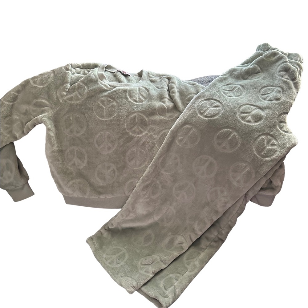 Crave Fame Peace Sign Lounge Set in Pastel Green